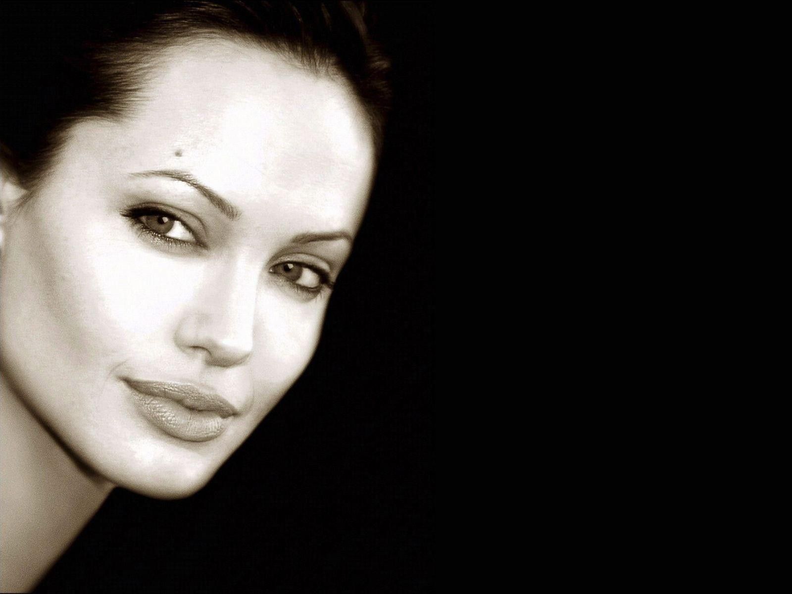 Анджелина Джоли взгляд