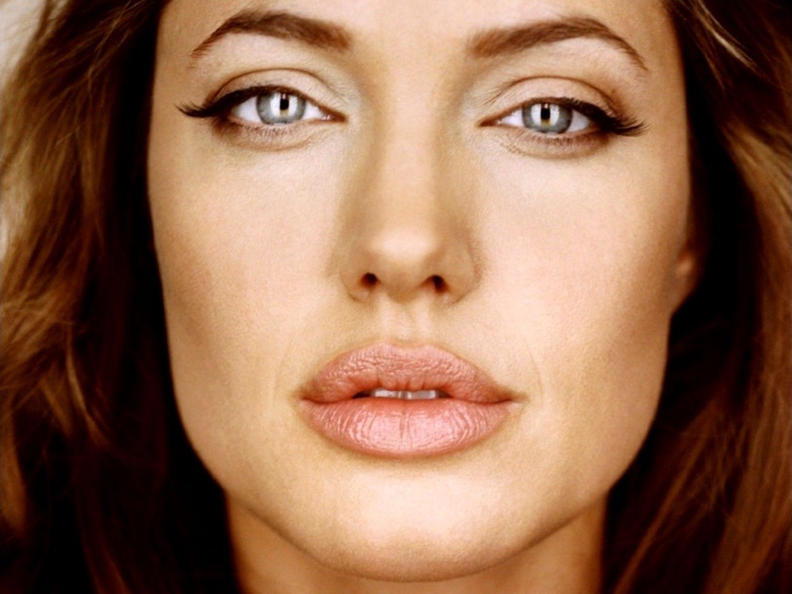 Анджелина Джоли глаза