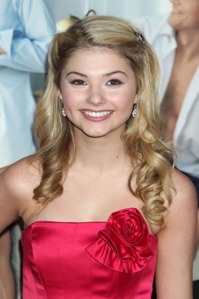 Stefanie Scott. 